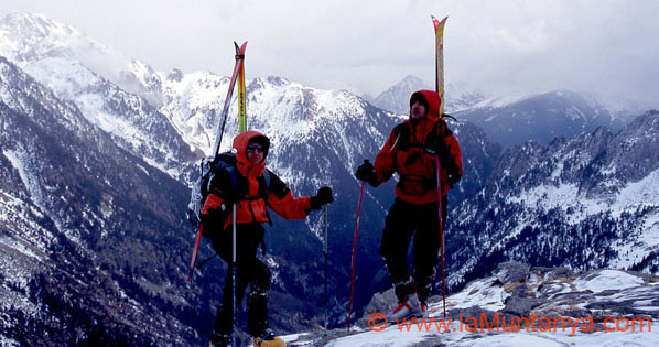 Fins al refugi del Forcau (Angel Or&uacute;s) ens cal carregar els esqu&iacute;s a l'esquena